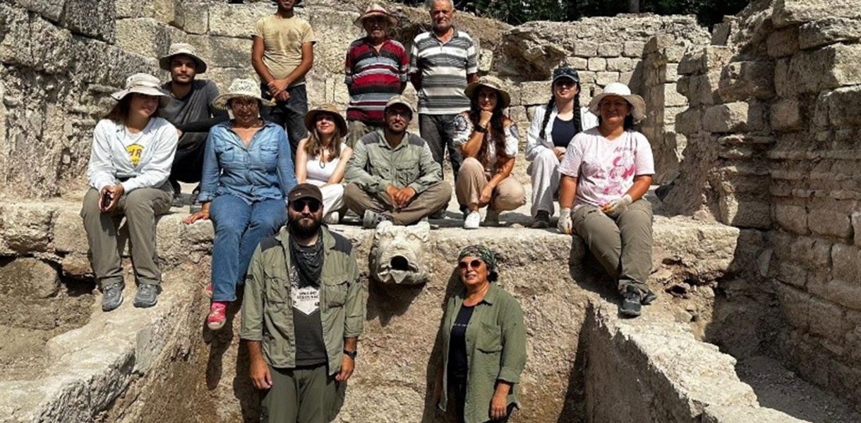 Üniversitemizin başkanlığında yürütülen Bathonea Antik Liman Kenti Kazıları 2025 yılı çalışmalarında yeni buluntulara ulaşıldı